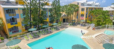 Piscine extérieure, parasols, chaises longues