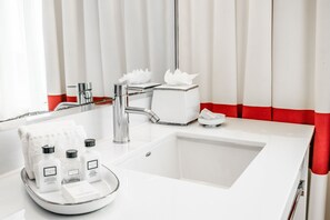 Combined shower/bathtub, eco-friendly toiletries, hair dryer, towels