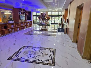 Lobby - Metro Points Hotel (Hyattsville)