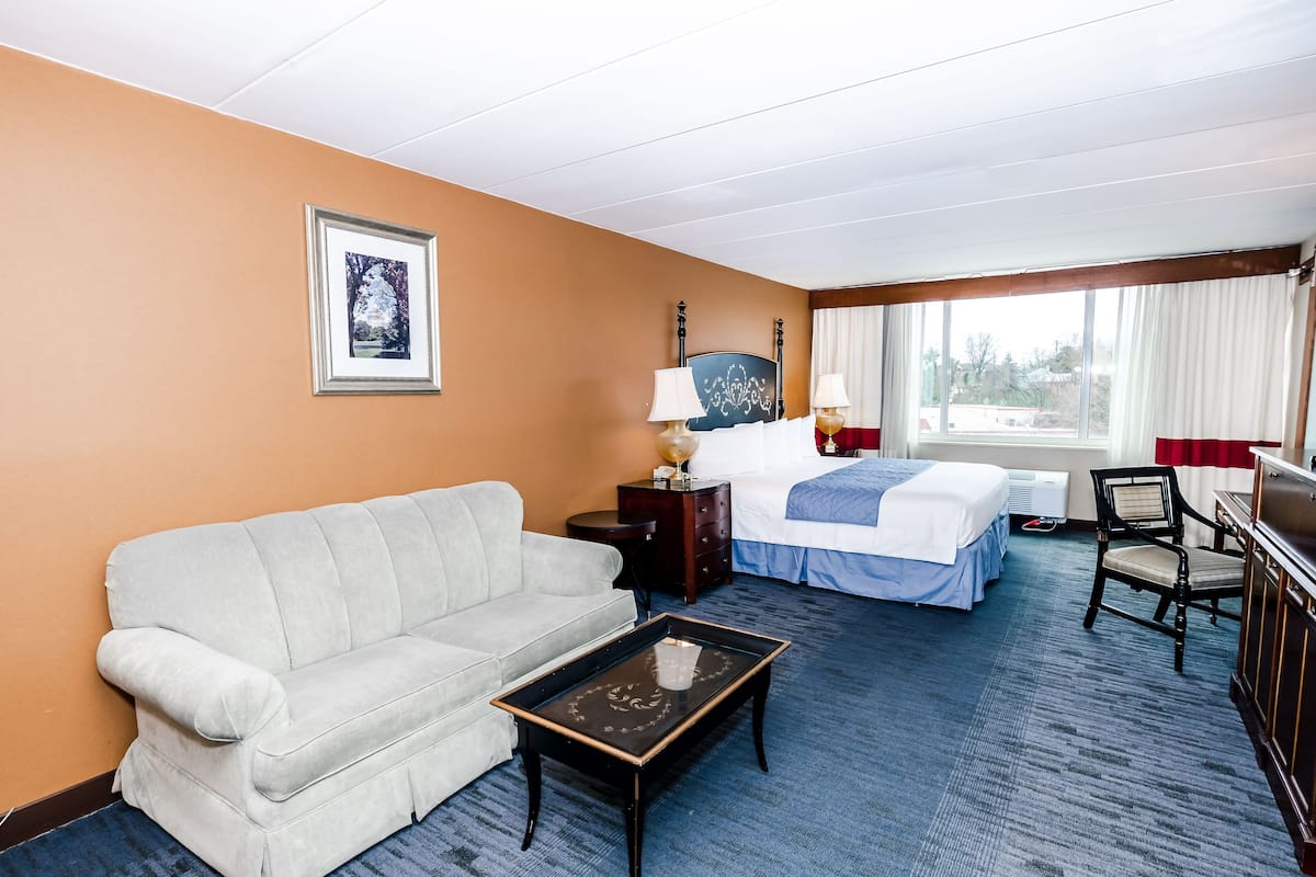 Junior suite, 1 kingsize bed | Een kluis op de kamer, een bureau, een laptopwerkplek