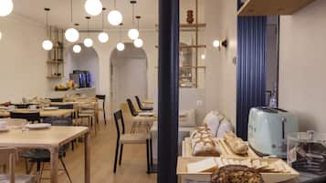 Se ofrece un desayuno continental todos los días (18 EUR por persona)