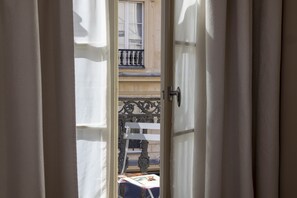 Superior Balcony Room (1 double bed or 2 twin beds - subject to availability) | Premium bedding, in-room safe, desk, blackout drapes - Hôtel Joe M (Paris)