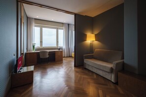 Minibar, brankas, meja kerja, dan Wi-Fi gratis