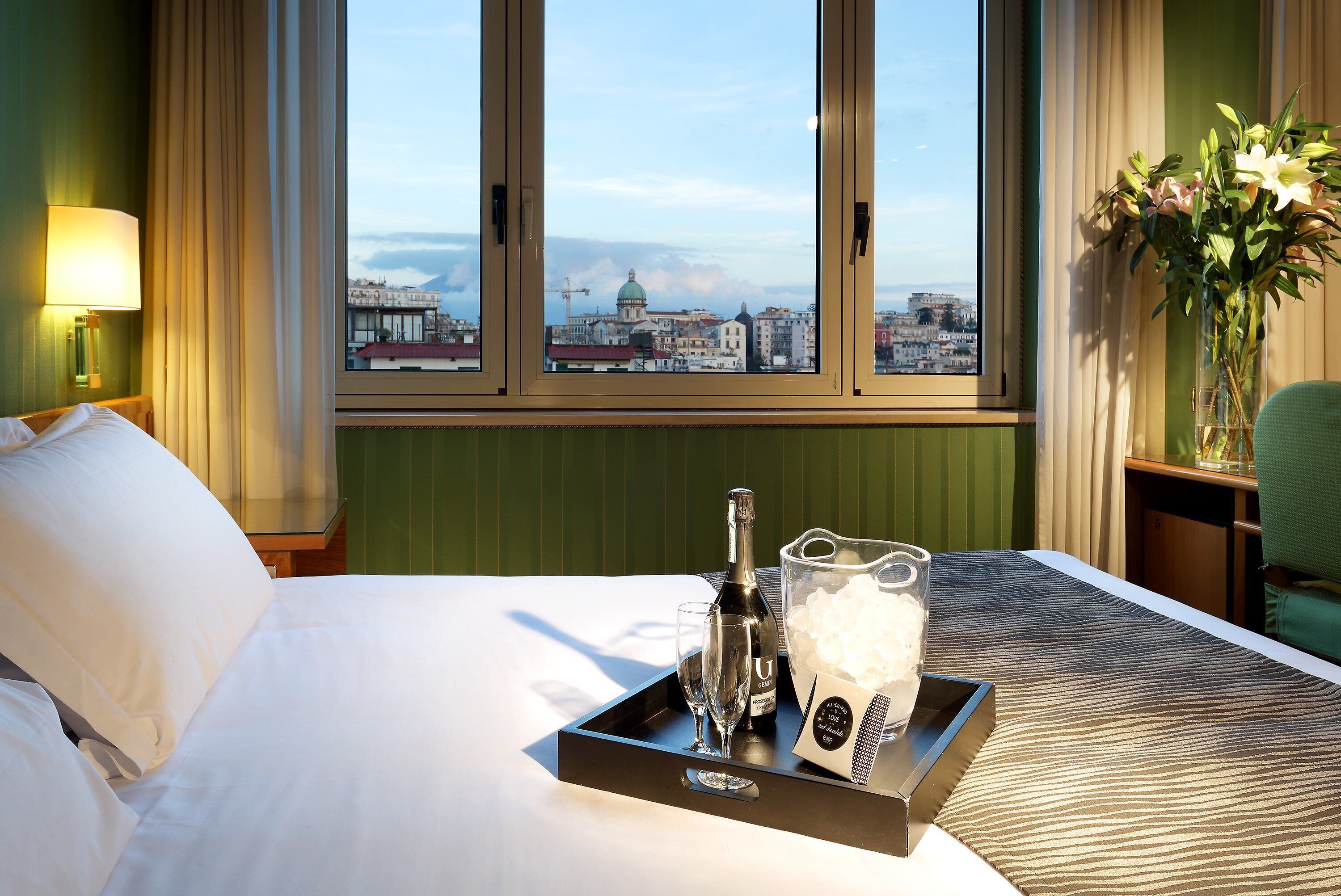 มินิบาร์, ตู้นิรภัยในห้องพัก, โต๊ะทำงาน, Wi-Fi ฟรี