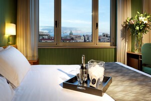 Minibar, in-room safe, desk, free WiFi