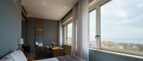 Minibar, safe på rommet, skrivebord og wi-fi (inkludert)