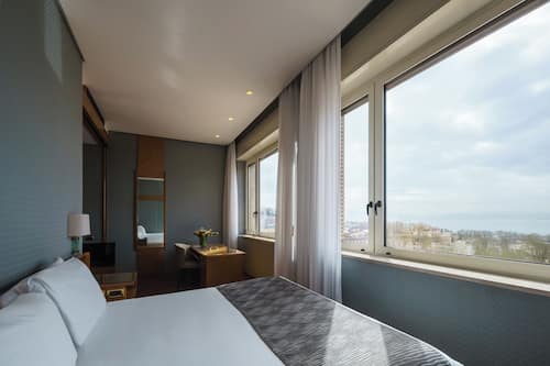 Minibar, coffres-forts dans les chambres, bureau, Wi-Fi gratuit
