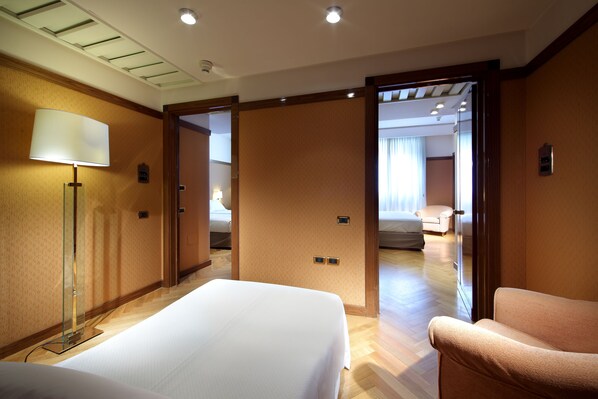 Chambre Familiale | Minibar, coffres-forts dans les chambres, bureau, Wi-Fi gratuit