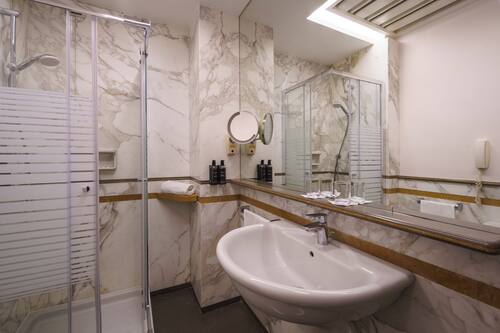 Eco-friendly toiletries, hair dryer, bidet, towels