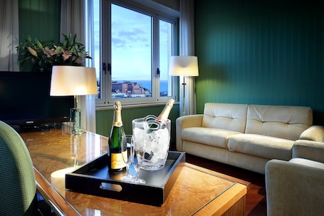 Minibar, in-room safe, desk, free WiFi