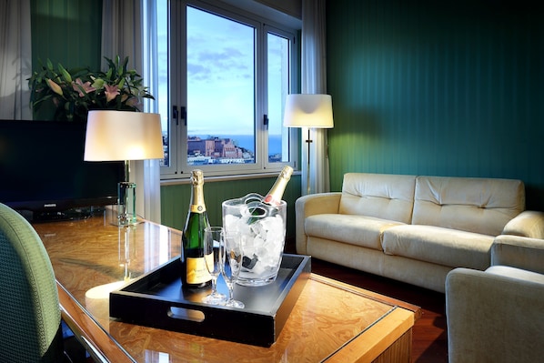 Minibar, caja de seguridad en la habitación, escritorio y wifi gratis