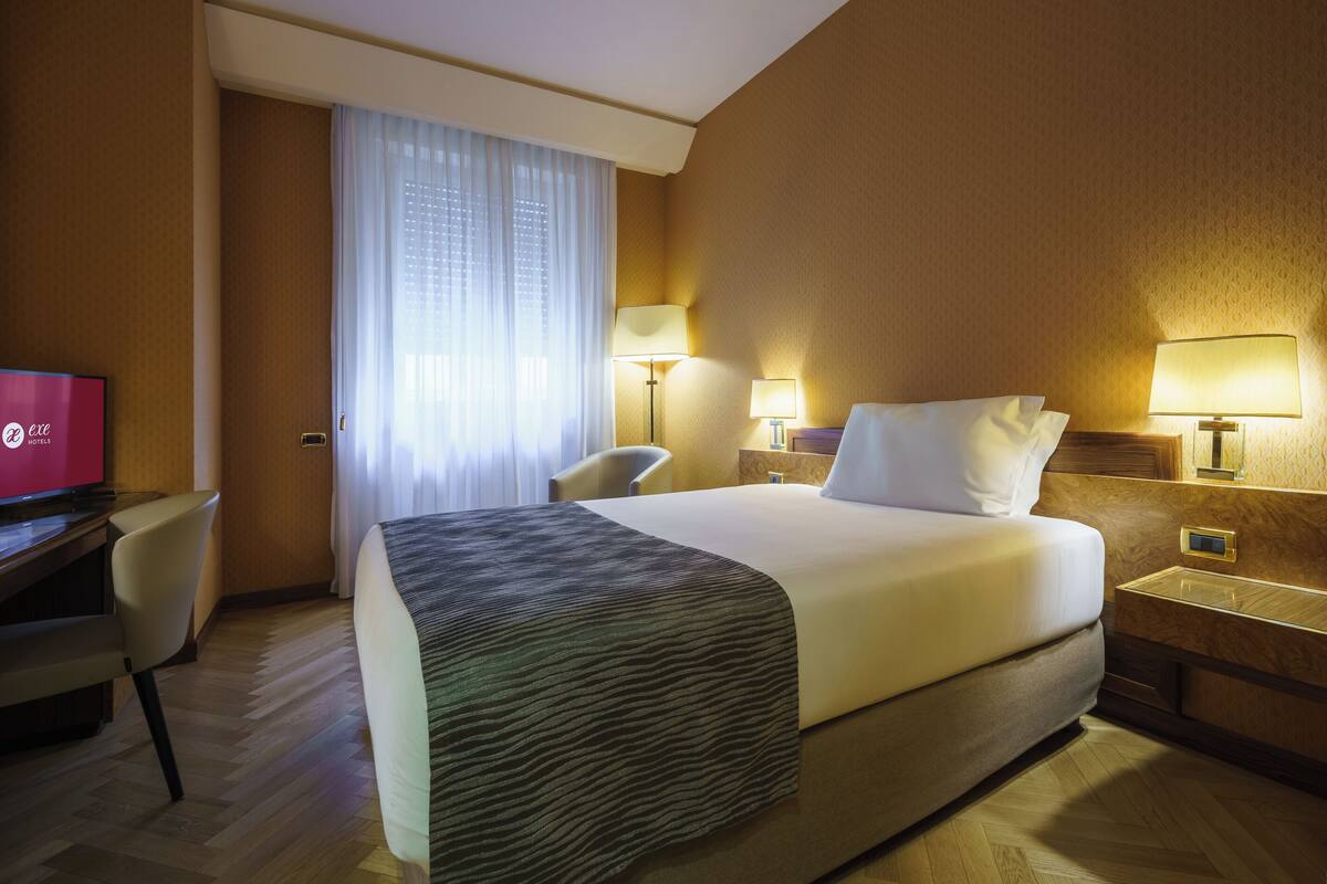 Minibar, brankas, meja kerja, dan Wi-Fi gratis