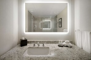 Suite, 1 cama King size, balcón (Atrium) | Baño | Tina con regadera, amenidades de baño de diseñador, secadora de cabello
