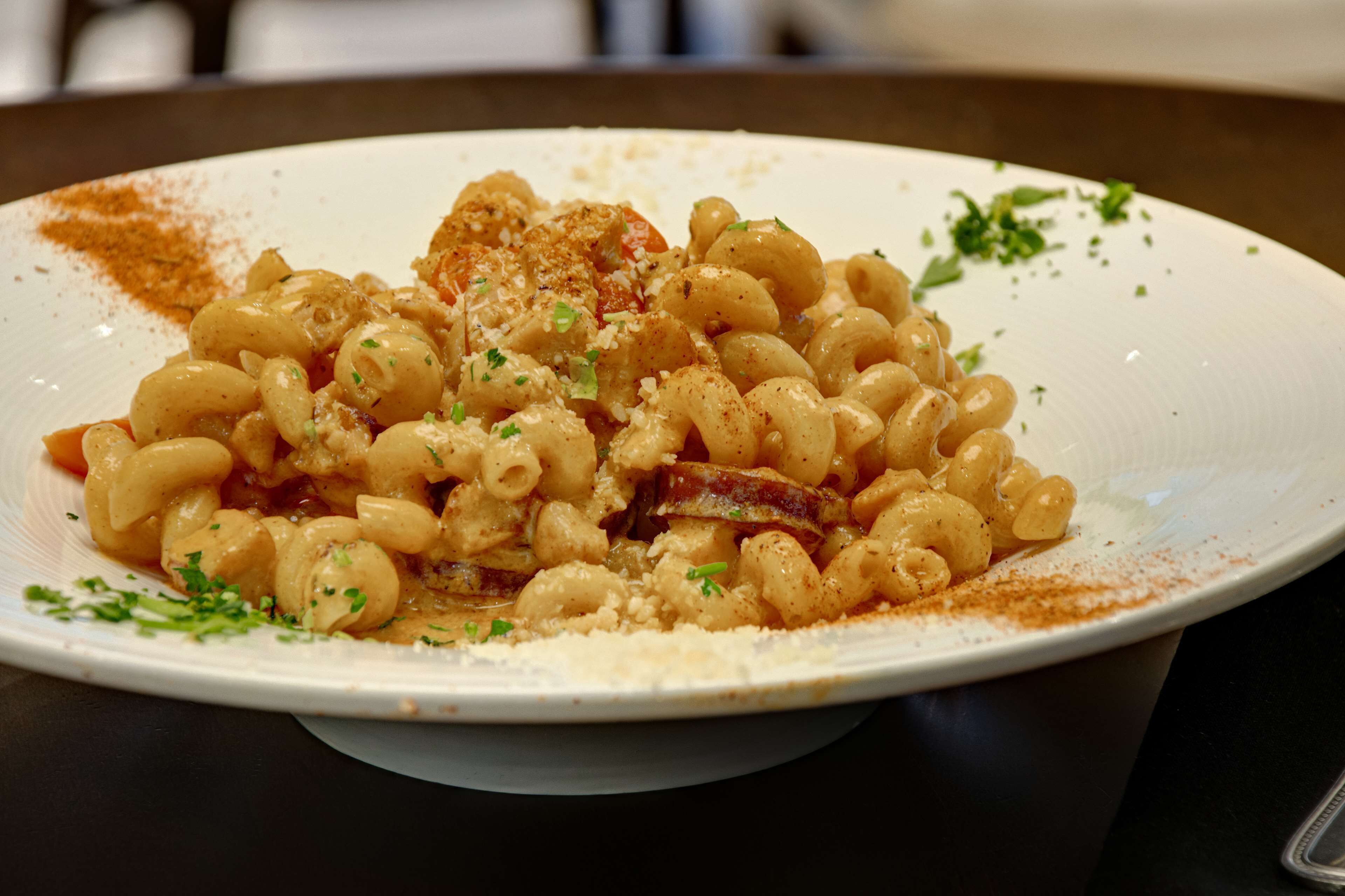 Een bord pasta met kaas en kruiden.