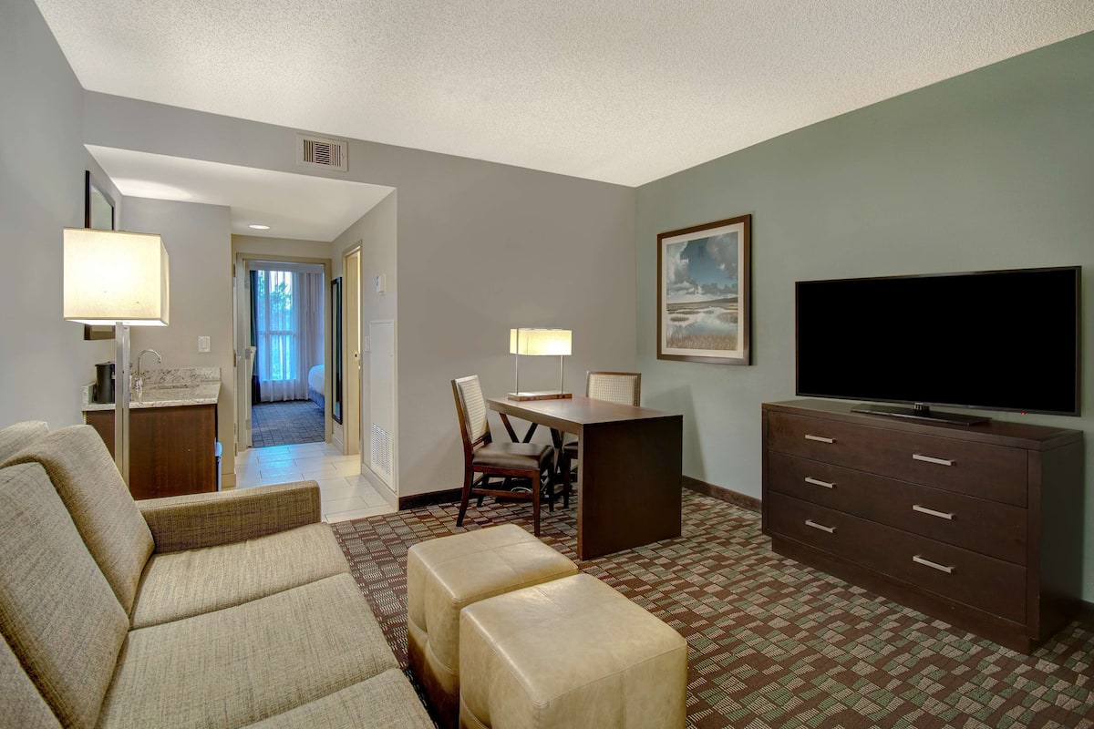 Room, 1 King Bed (South Wing Building) | 1 bedroom, in-room safe, desk, soundproofing