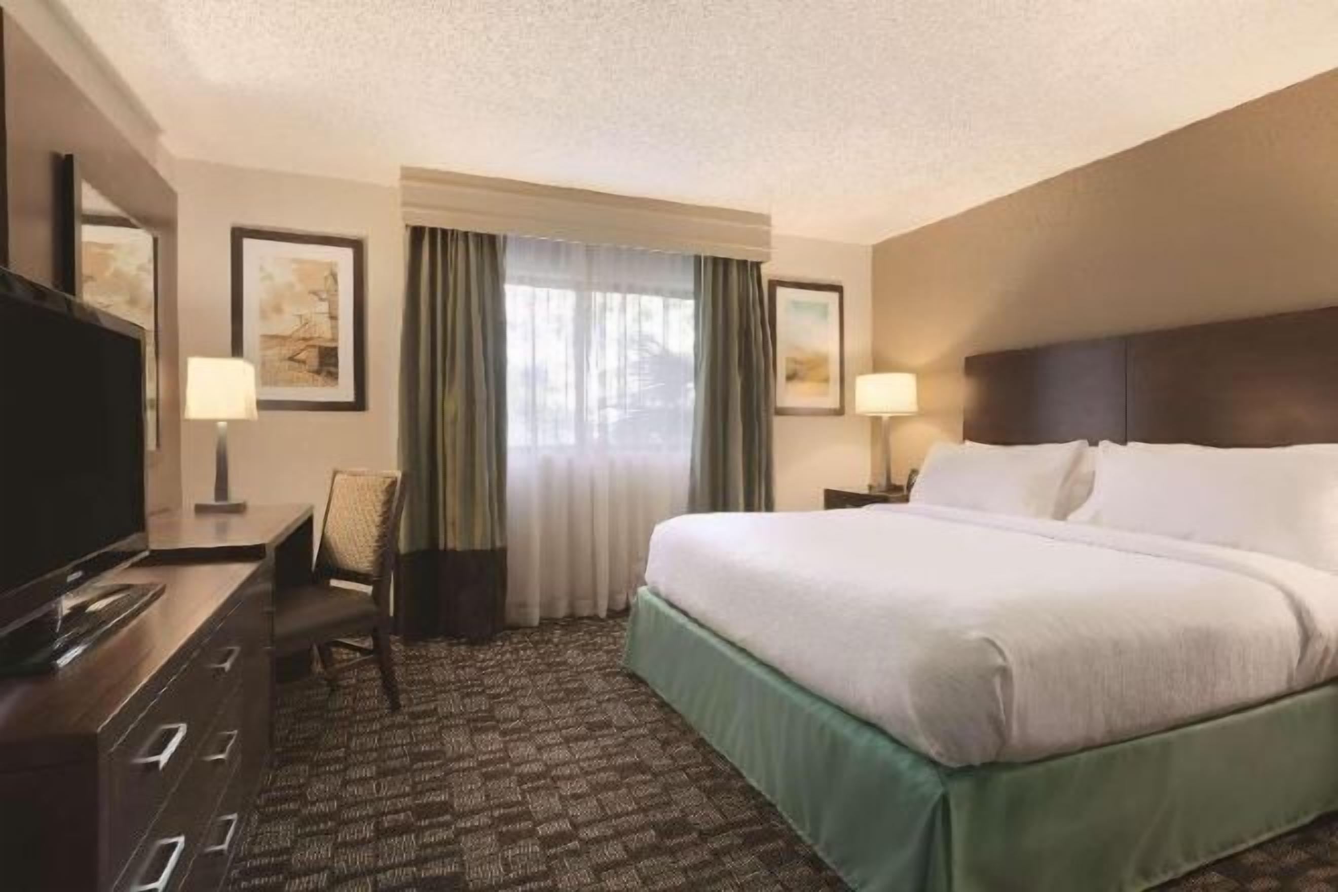 1 habitación, caja de seguridad en la habitación y escritorio 