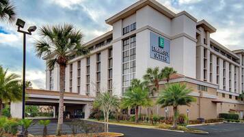 Un hotel con un cartel grande que dice "Embassy Suites".