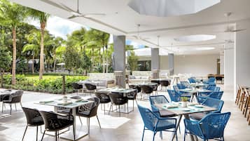 Alberca al aire libre, sombrillas en la alberca y camastros