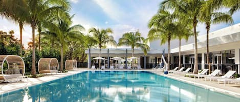Piscine extérieure, parasols de plage, chaises longues