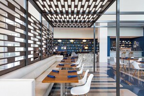 供应早餐、午餐和晚餐