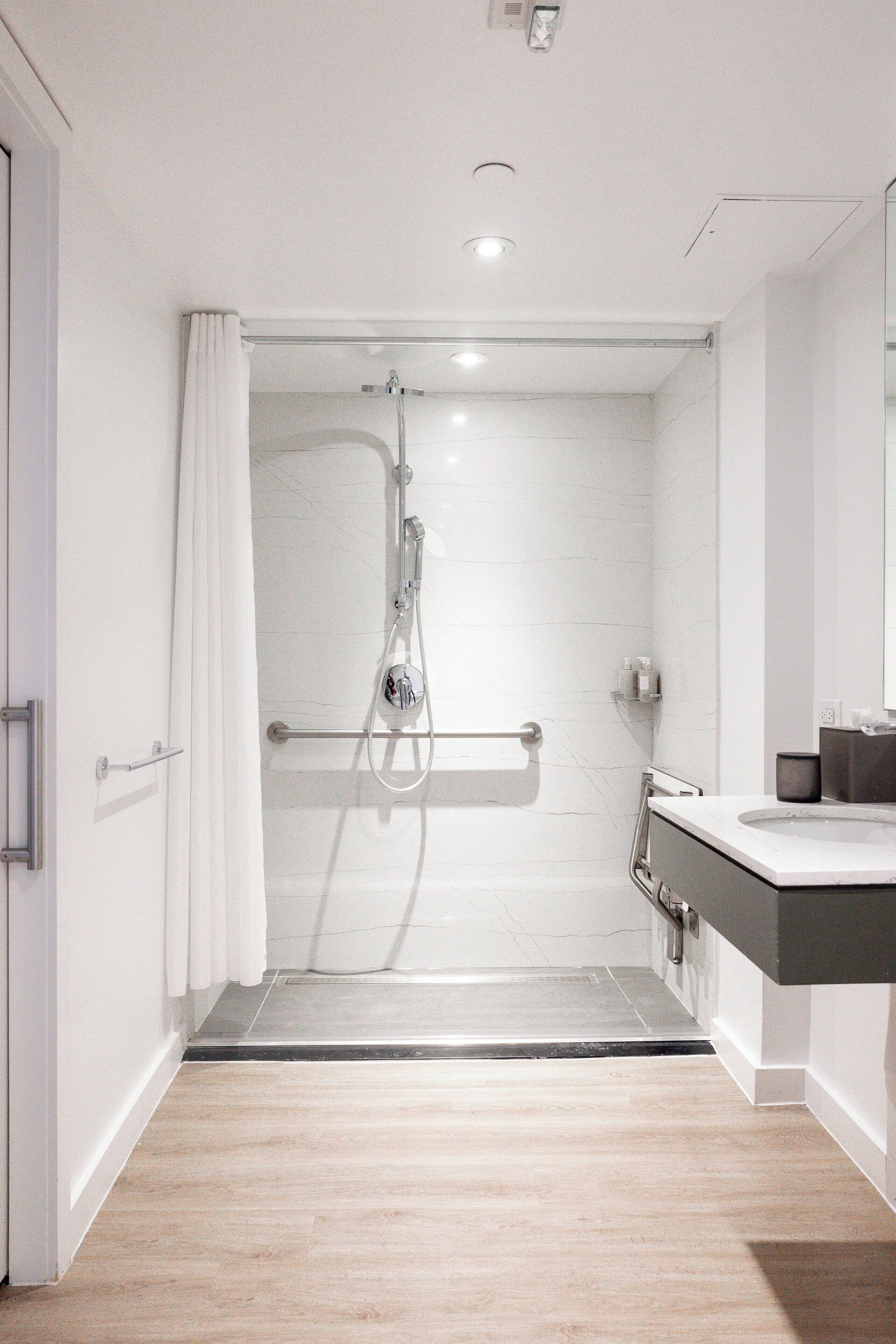 Ein modernes Badezimmer mit Dusche, Toilette und Waschbecken.