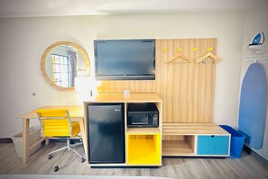 Bureau, espace de travail pour ordinateur portable, rideaux occultants
