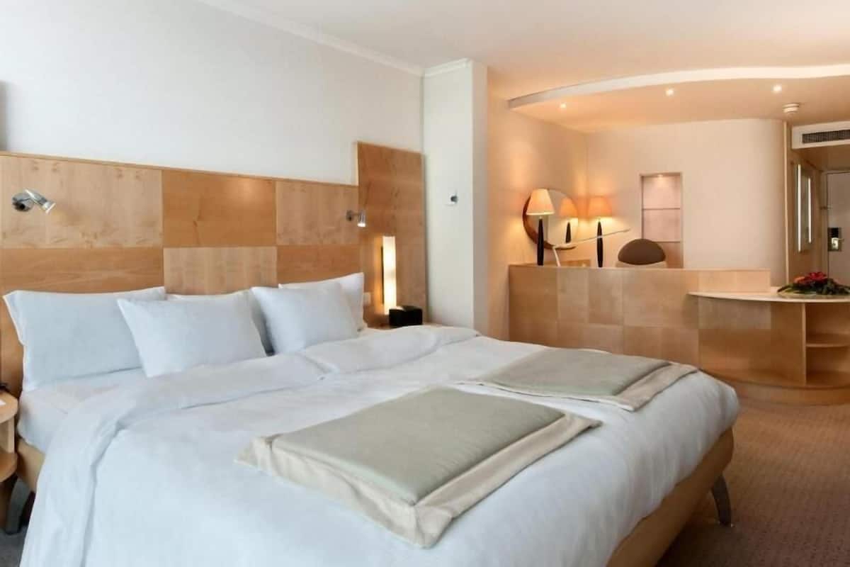 Hypo-allergenic bedding, minibar, in-room safe, desk