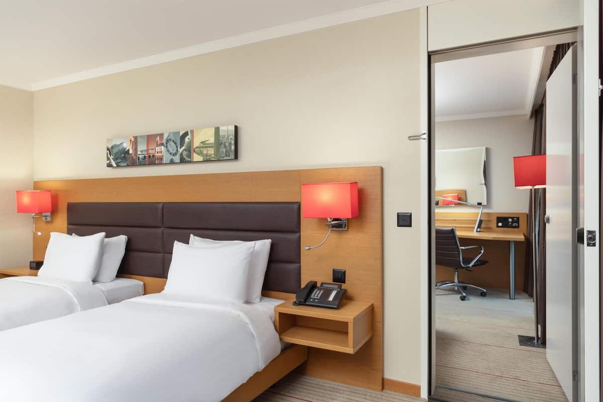 Rum - flera sängar (Connecting Rooms) | Allergitestade sängkläder, minibar och värdeförvaringsskåp på rummet