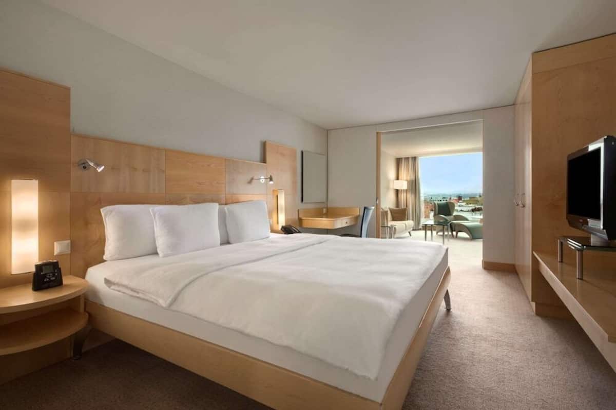 Hypo-allergenic bedding, minibar, in-room safe, desk