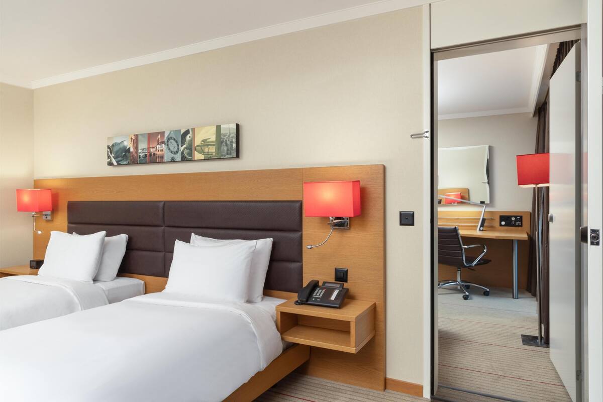 Rom, flere senger (Connecting Rooms) | Allergitestet sengetøy, minibar, safe på rommet og skrivebord