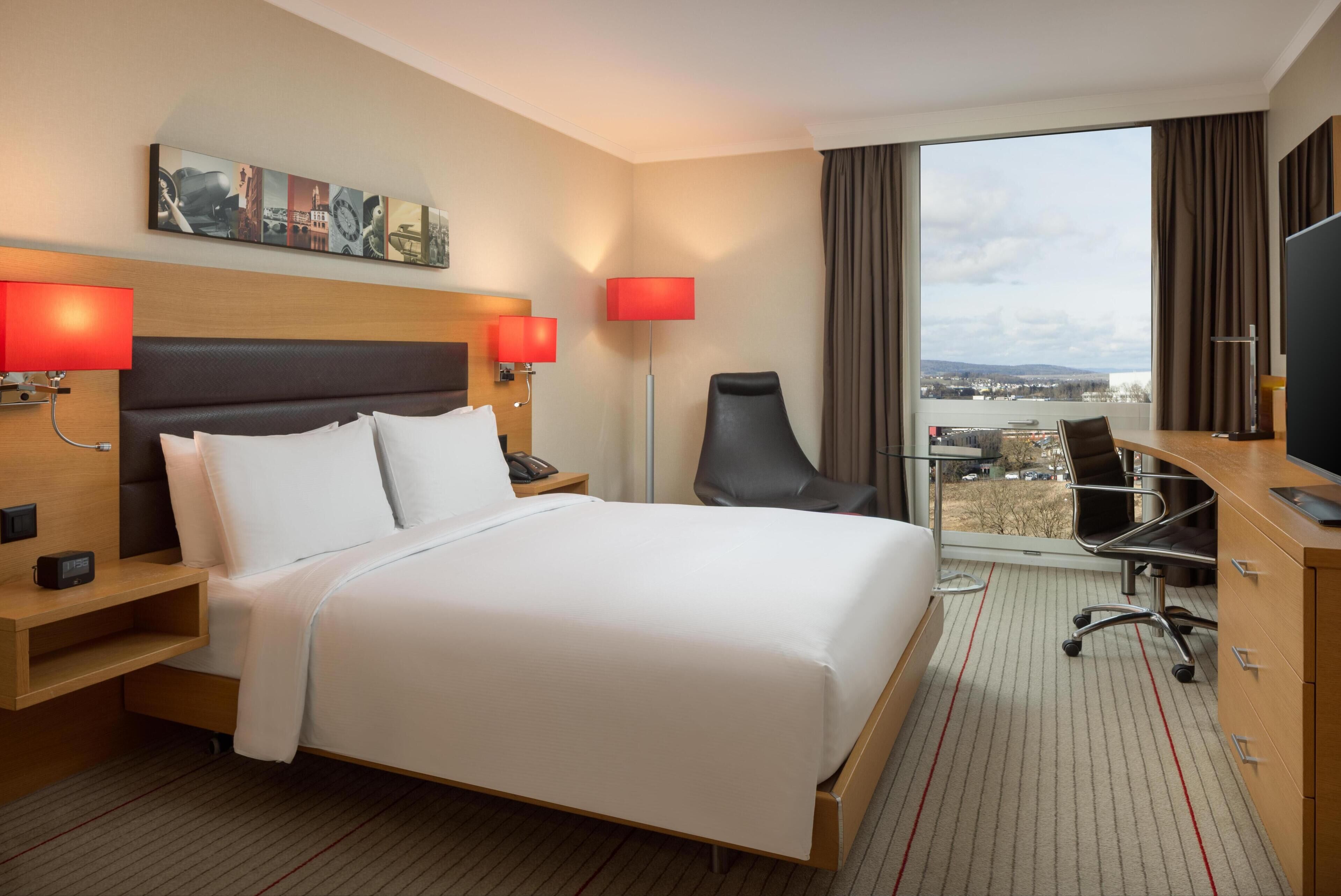 Hypo-allergenic bedding, minibar, in-room safe, desk