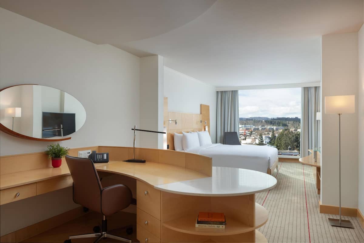 Room, 1 King Bed (Relaxation) | Hypo-allergenic bedding, minibar, in-room safe, desk