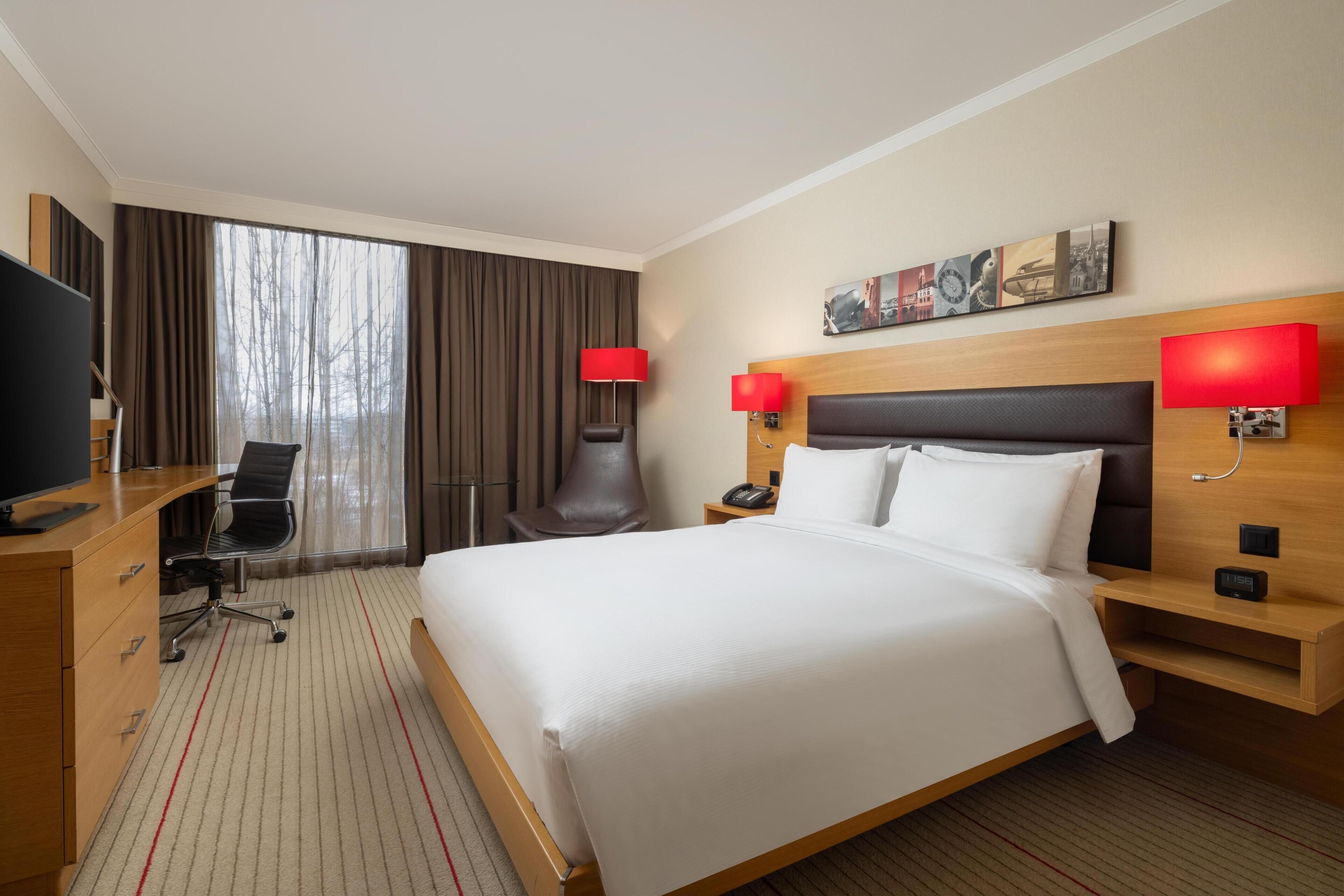 Room, 1 Queen Bed | Hypo-allergenic bedding available, minibar, in-room safe, desk