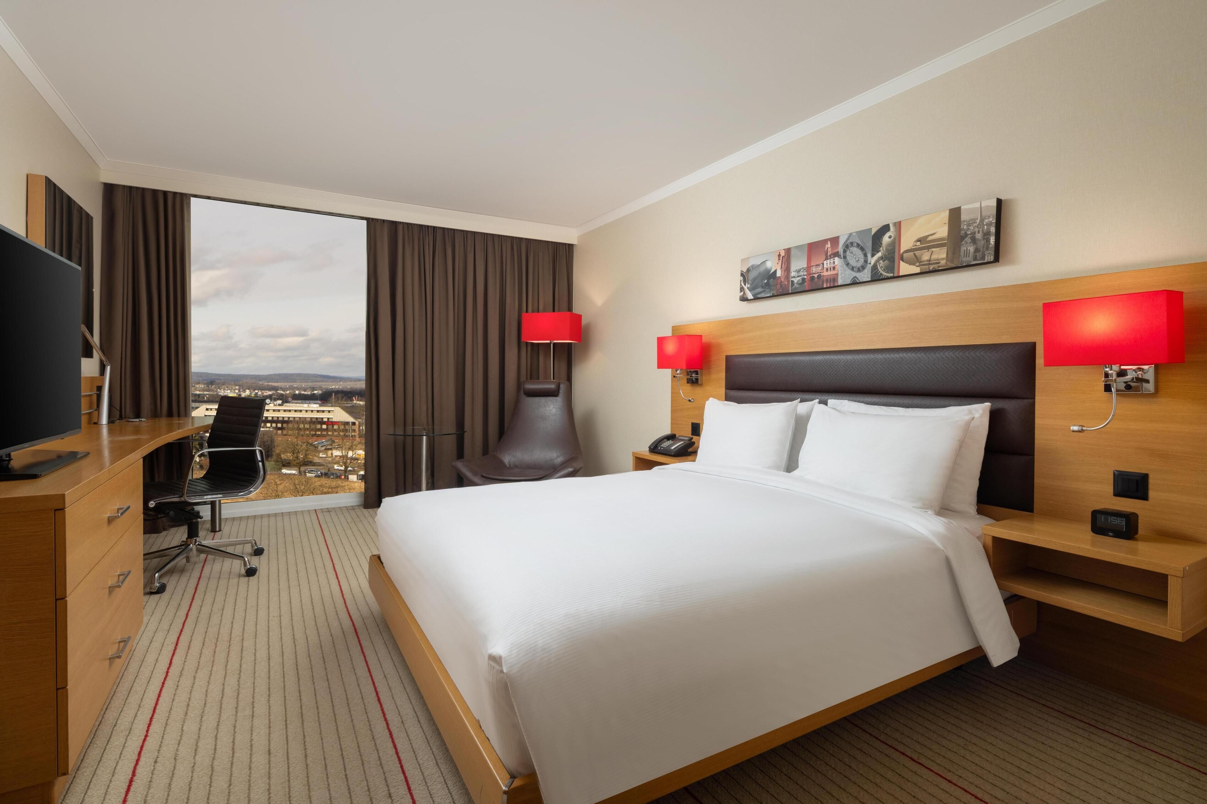 Hypo-allergenic bedding, minibar, in-room safe, desk