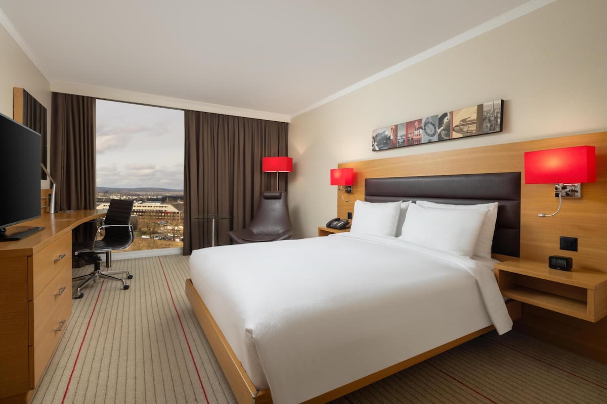 Room, 1 Queen Bed | Hypo-allergenic bedding, minibar, in-room safe, desk