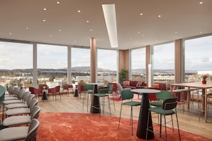 Bar (on property) - Hilton Zurich Airport (Opfikon)