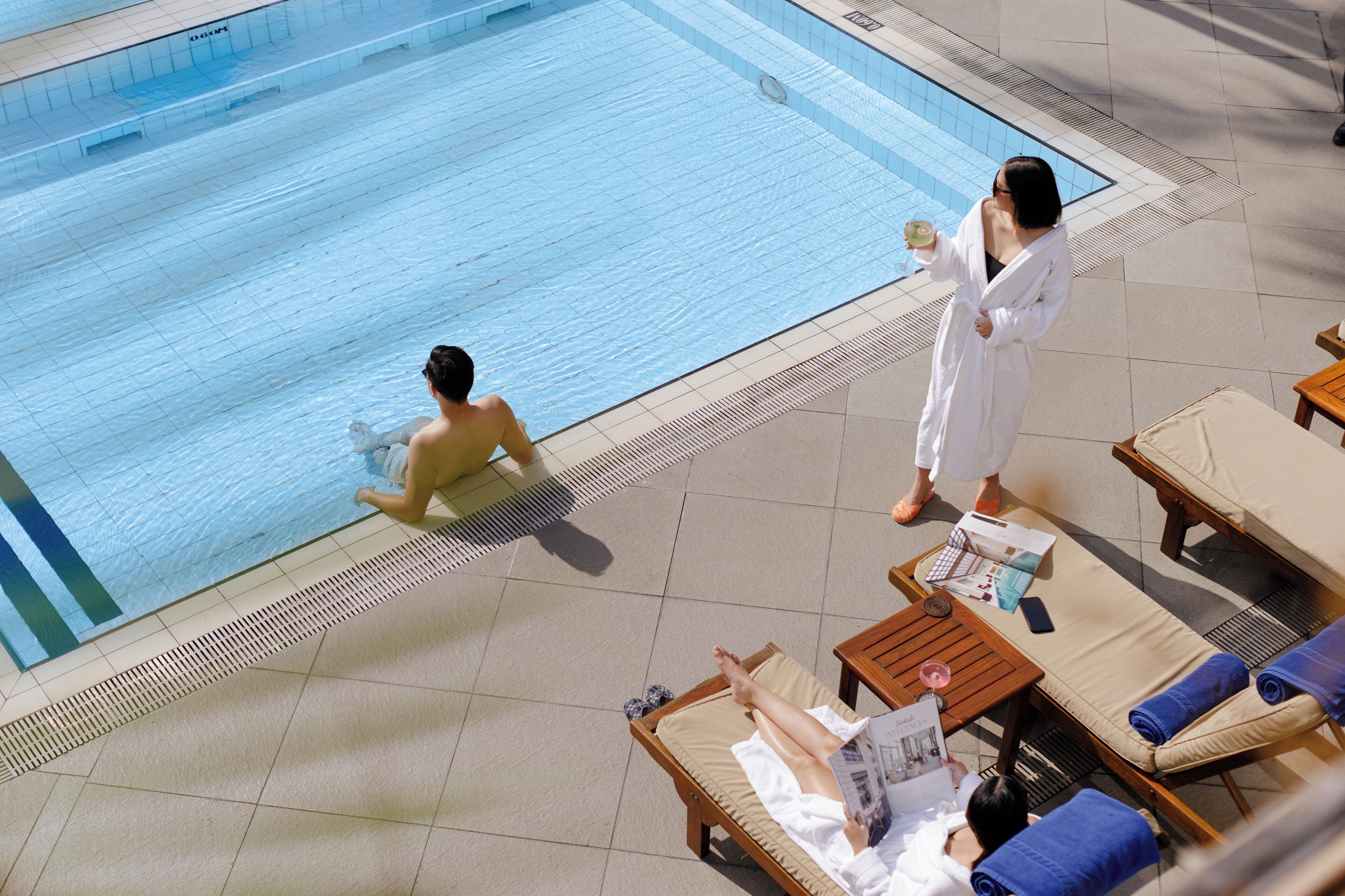 室外游泳池，日光浴躺椅