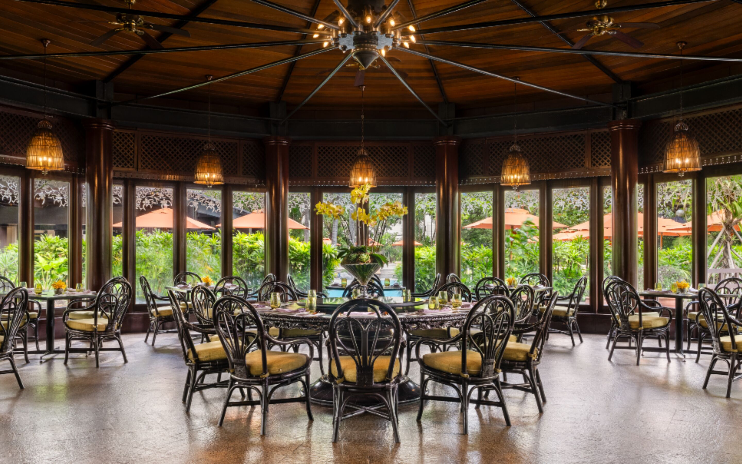 4 restaurants; breakfast, lunch and dinner served 