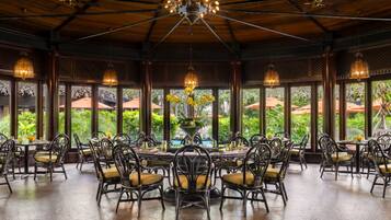 4 restaurants; breakfast, lunch and dinner served
