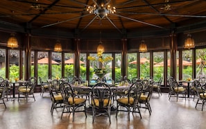 4 restaurants; breakfast, lunch, and dinner served