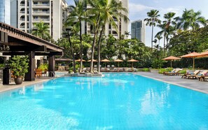 Outdoor pool, sun loungers - The Peninsula Manila (Makati)