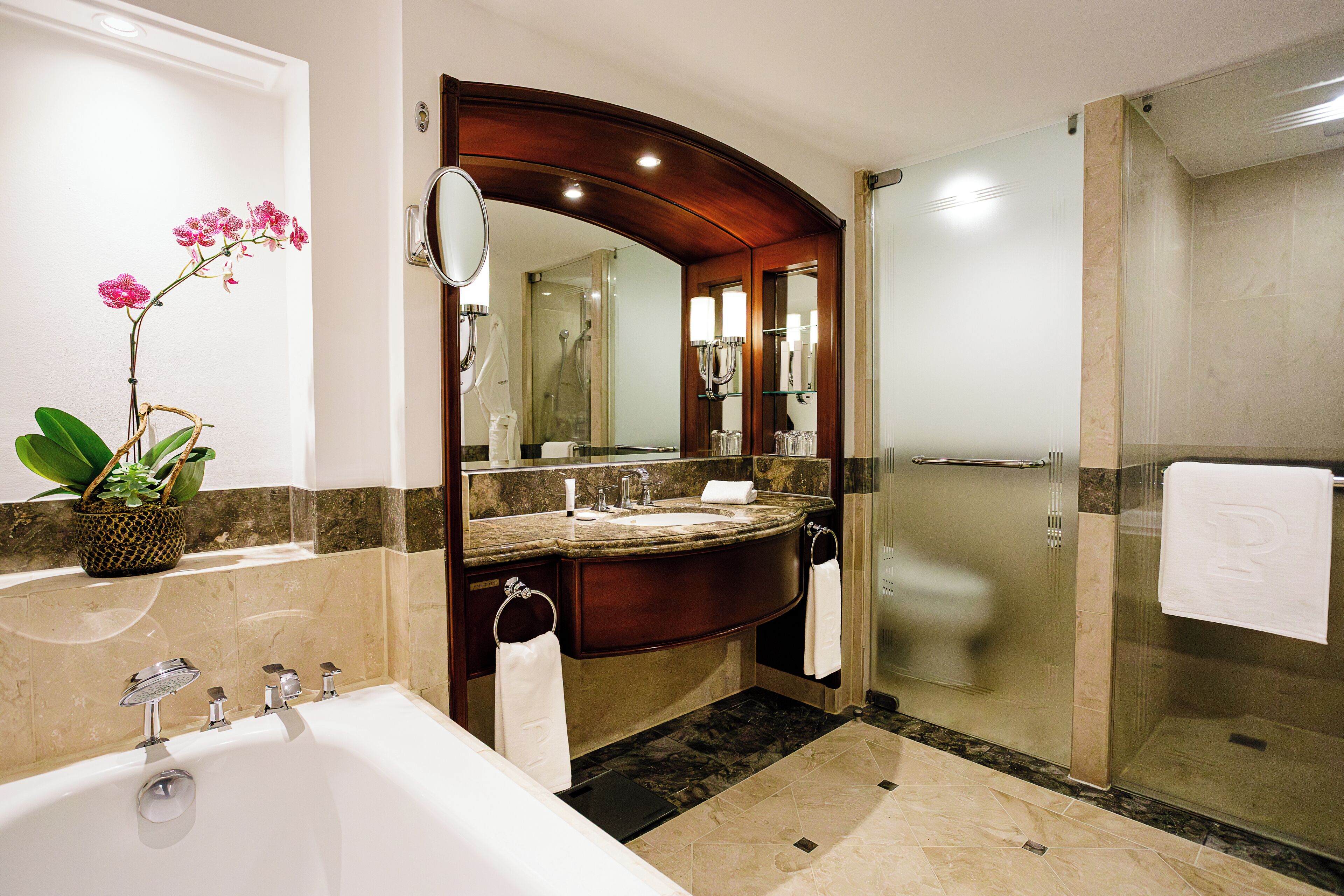 separate bathtub and shower, eco-friendly toiletries, hair dryer