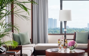 Premier Suite | Peralatan tempat tidur premium, bar mini, peti besi dalam bilik, meja 