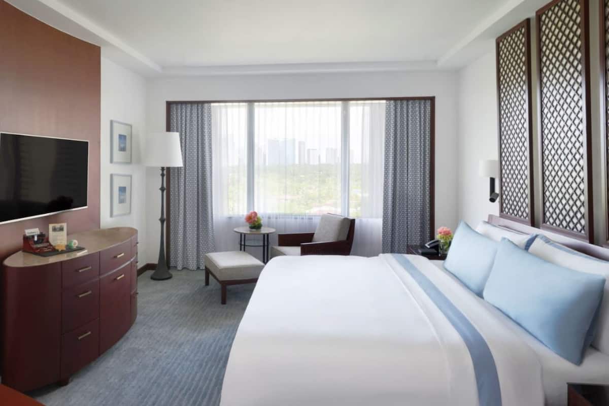 Premium bedding, minibar, in-room safe, desk