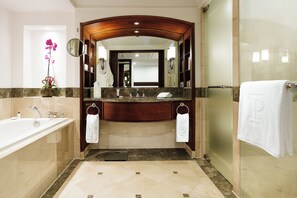 Baignoire et douche séparées, articles de toilette écologiques