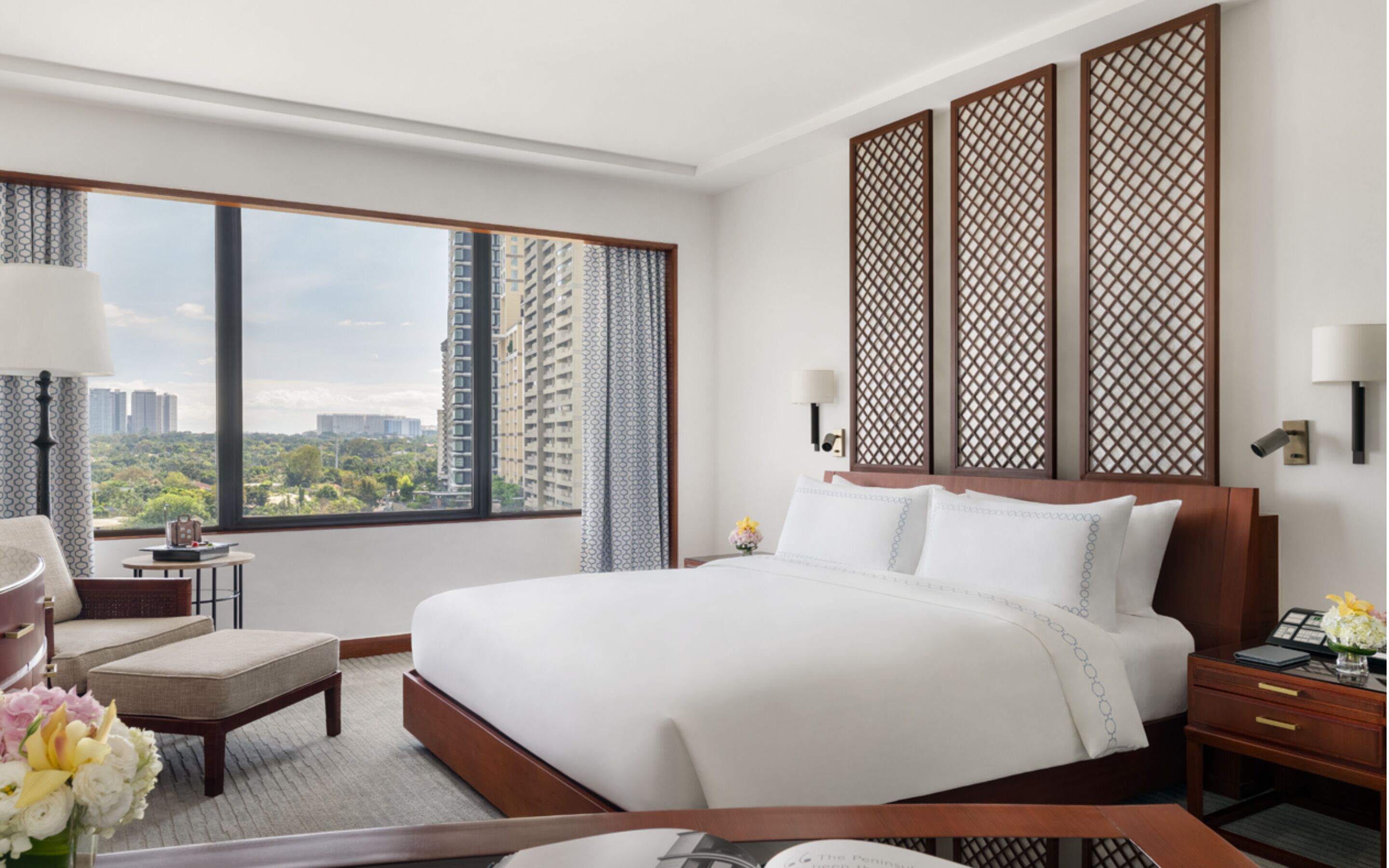 Peralatan tempat tidur premium, bar mini, peti besi dalam bilik, meja 