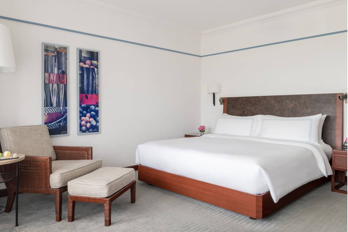 Deluxe Room, 1 King Bed | Premium bedding, minibar, in-room safe, desk