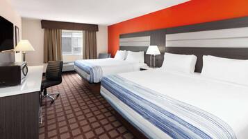 Escritorio, cortinas opacas, tabla de planchar con plancha y wifi gratis