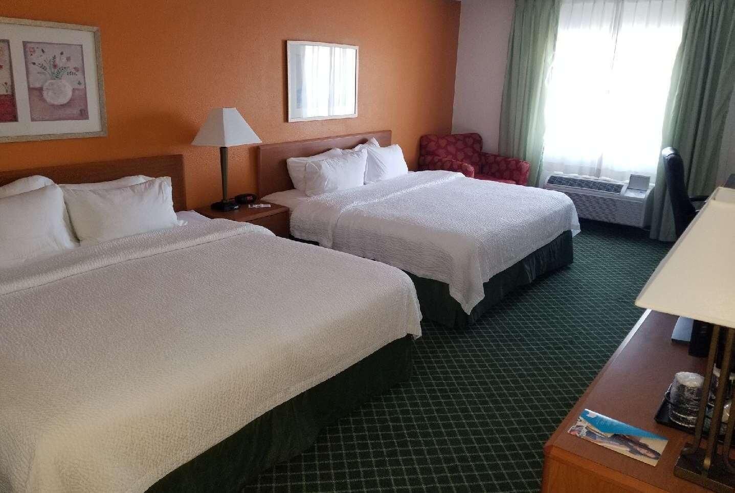 Bureau, rideaux d’obscurcissement, fer et planche à repasser