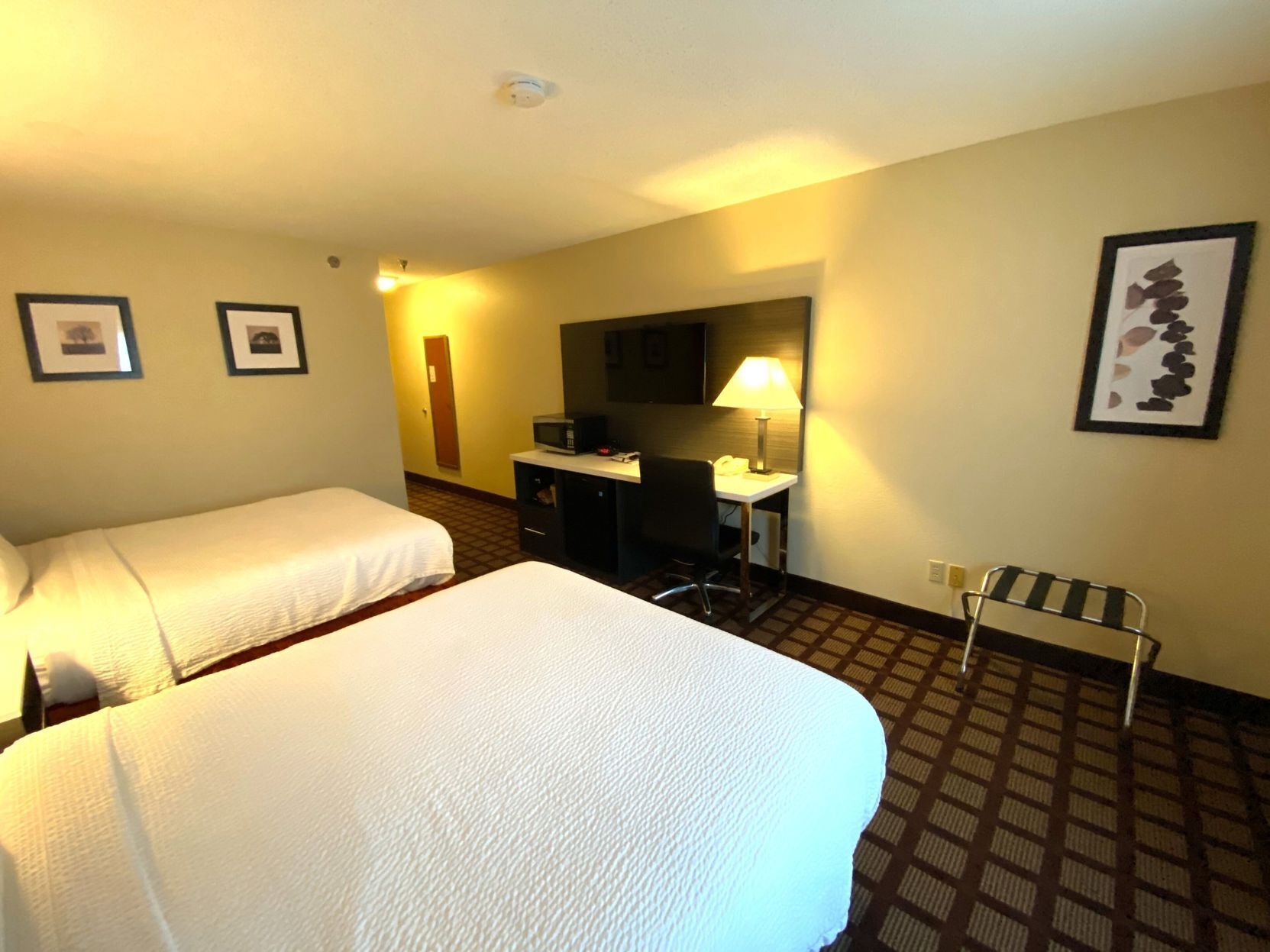 Bureau, rideaux d’obscurcissement, fer et planche à repasser